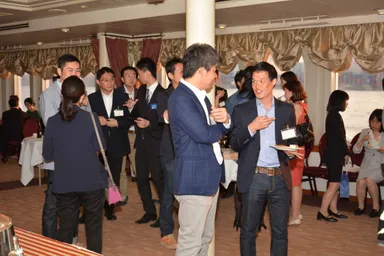 船内でのパーティー。広がる語らいの輪