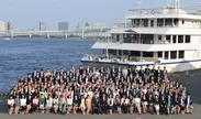壮観！東京湾クルーズ船をバックに250人の卒業生が集合