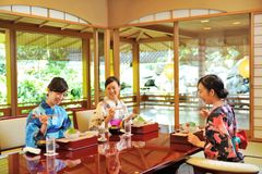 日本料理「渡風亭」食事の様子(お部屋は一例)