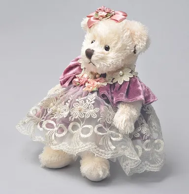 姫系インテリアにぴったりのテディベア