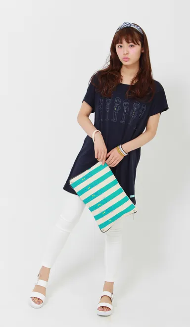 コーディネート例(ワンピース、クラッチバッグ)