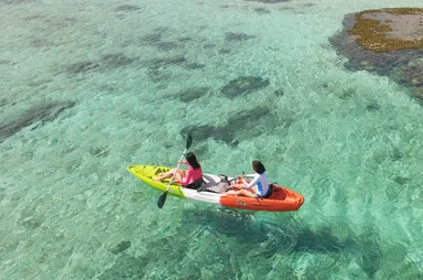 透明な海の水面を進むカヤック