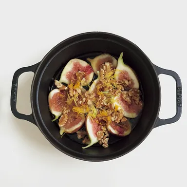 目の前のお皿に対して、どうしても自分の目線でスマホを構えてしまうところを、 思い切って真上から撮ってみる