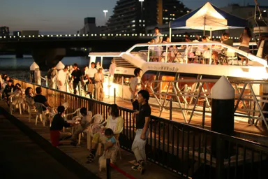 2016年初開催のディナークルーズもあり