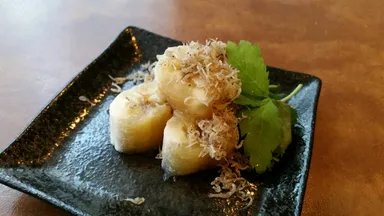 「黒バナナの揚げシラス掛け」居酒屋 しぶやくん 渋谷店