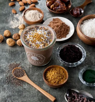 ローカカオアーモンドシェイク(写真はチアシード、ビーポレン、 ドライココナッツをトッピング)