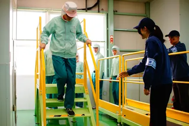 階段に潜む危険性と手すりの重要性を体感