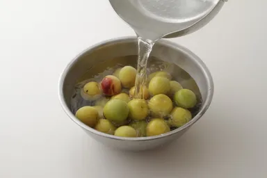 未熟な梅は熱処理をしてから仕込む