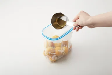 酢の殺菌力を利用して減塩梅干しに