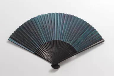 全面にグラデーションが美しい箔を配したデザイン「金沢箔扇子　箔美　森深」