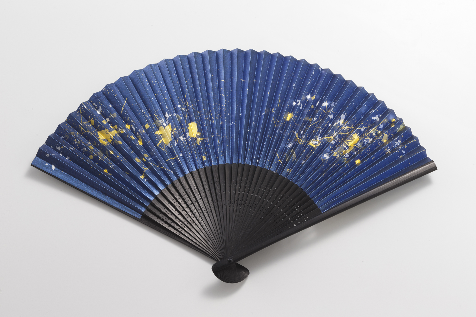 箔”の美を凝縮した本物志向の日本らしい扇子 『金沢箔扇子』6月1 箔”の美を凝縮した本物志向の日本らしい扇子 『金沢箔扇子』6月1