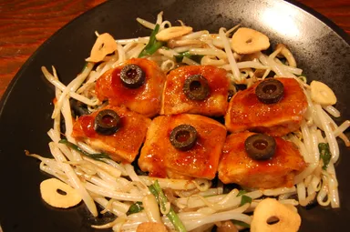 赤いハンサムチキン焼