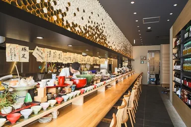 デザイン賞を受賞した　タイルと美濃焼をテーマにした店内