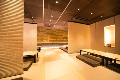 店内には2人から最大60人まで利用できるお座敷