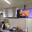 大型4Kテレビで東京校との中継や職人の手さばきを投影