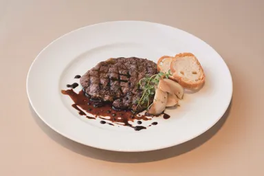 ボルドー風ビーフステーキ シェリーヴィネガーと赤ワインのソース セップ茸を添えて