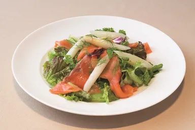 スモークサーモン(トラウト)とフランス産ホワイトアスパラのボルドー風サラダ