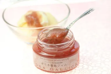花弁を食べる薔薇ジャム