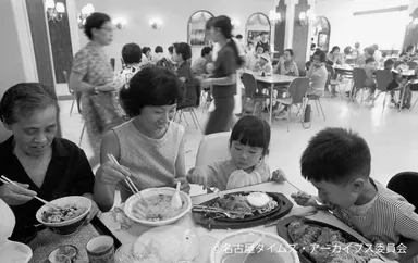 百貨店で家族とごちそう　昭和45年