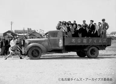 トラックを口で引っ張る天下無双の怪力男　昭和28年