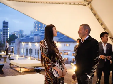 モデルの萬波ユカ、ボッテガ・ヴェネタ クリエイティブ・ディレクターのトーマス・マイヤー