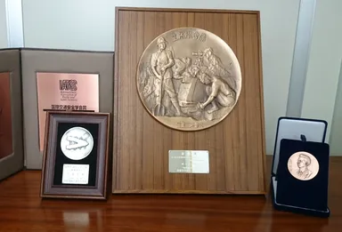 （これまでいただいた盾など）