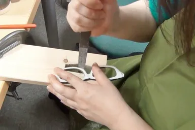 ヤスリで形を整える