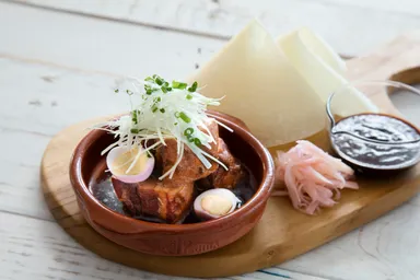 黒豚バラ肉角煮うずらの卵と岩下漬け添え北京ダック風