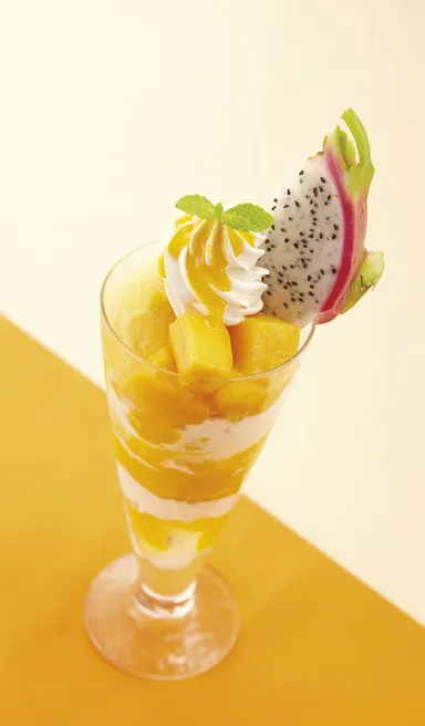 マンゴーとドラゴンフルーツのパフェ