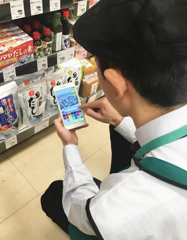 店頭でスマホを使って商品を撮影し、POPに仕上げる。1つのPOP作成にかかる時間は90秒ほど