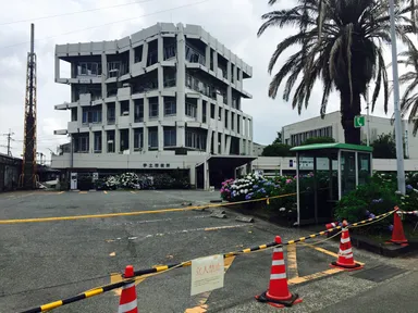 全壊の宇土市役所庁舎