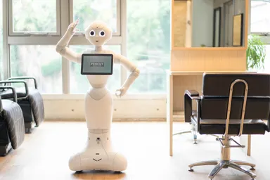 美容室で働くPepper　※ソフトバンクロボティクスのPepperを活用し、自社が独自に実施しているものです