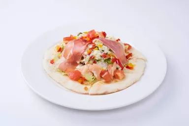 フレッシュ野菜と生ハムとスモークサーモンのサラダピッツァ(ハーフサイズ)