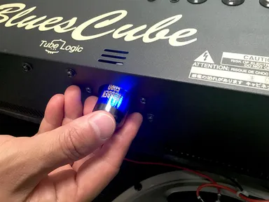 アンプ背面のスロットに「トーンカプセル」を装着