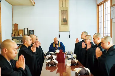 『寺ねこDAYS ねこはなやまニャい』 「御誕生寺の一日」から　朝食「粥坐（しゅくざ）」の時間