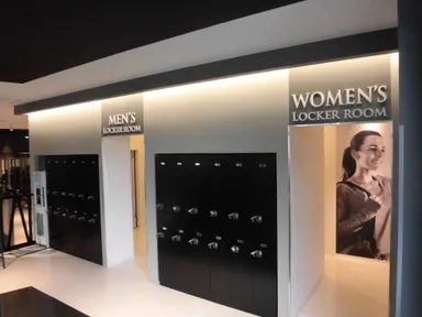 ジムスタイル小手指店ロッカールーム前