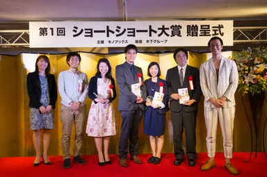 受賞者の皆さんを囲んで