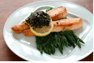 サーモンのグリル　タプナードソース