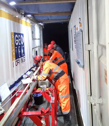 ▲掘削回収されたメタンハイドレート試料の観察記載