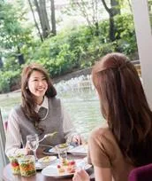 お昼は陽光が差し込む明るい店内