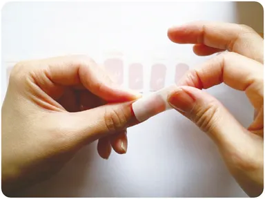 手順5：爪に貼り付いたのを確認しながら、台紙を滑らせるように剥がす