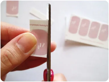 手順1：自分の爪の大きさに合わせてカット