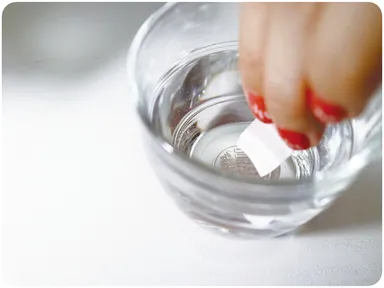 手順3：シートを水に浸す