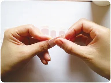 手順4：絵柄の面を爪に密着するようにしっかりおさえて貼る