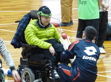 勾配具を使い投球する選手