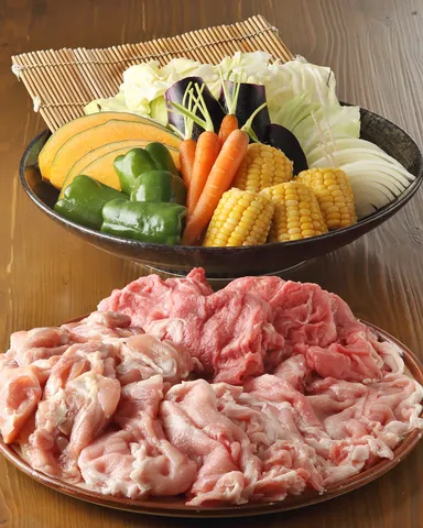 お肉も野菜も大満足のボリュームで飲み放題付き