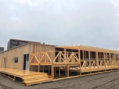 VIP席がある海の家です。同窓会やパーティーの団体さまも歓迎