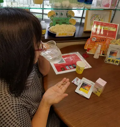 漢方を飲む女性