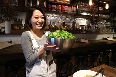 山盛りパクチーを提供