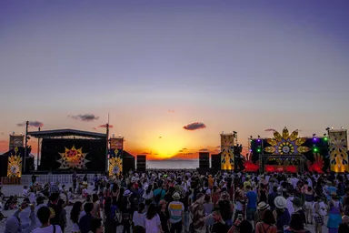 フェスステージとサンセット